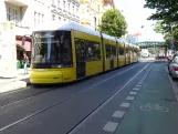 Berlin hurtiglinje M1 med lavgulvsledvogn 9024 ved U Eberswalder Straße (2024)