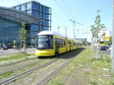 Berlin hurtiglinje M10 med lavgulvsledvogn 1083 foran Hauptbahnhof (2019)