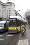 Berlin hurtiglinje M10 med lavgulvsledvogn 2029 ved U Frankfurter Tor (2010)