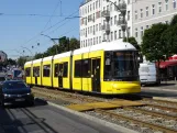 Berlin hurtiglinje M10 med lavgulvsledvogn 4009 ved S+U Warschauer Str. (2024)