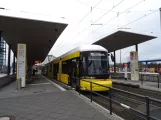 Berlin hurtiglinje M10 med lavgulvsledvogn 9094 ved Hauptbahnhof (2018)
