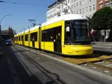 Berlin hurtiglinje M10 med lavgulvsledvogn 9110 ved S+U Warschauer Str. (2024)