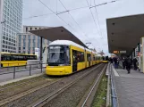 Berlin hurtiglinje M10 med lavgulvsledvogn 9117 ved Hauptbahnhof (2023)