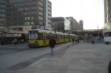 Berlin hurtiglinje M4 med lavgulvsledvogn 1025 på Alexanderplatz (2007)