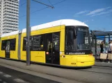 Berlin hurtiglinje M4 med lavgulvsledvogn 9034 ved U Alexanderplatz (2016)