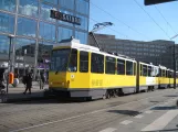 Berlin hurtiglinje M4 med ledvogn 6110 på Alexanderplatz (2016)