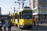 Berlin hurtiglinje M4 med ledvogn 7010 på Alexanderplatz (2012)
