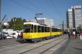 Berlin hurtiglinje M4 med ledvogn 7067 på Alexanderplatz (2012)