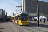 Berlin hurtiglinje M6 med lavgulvsledvogn 1019 ved U Alexanderplatz (2012)