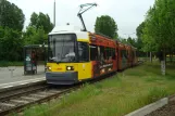 Berlin hurtiglinje M6 med lavgulvsledvogn 1090 ved Hellersdorf/Riesaer Straße (2013)