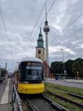 Berlin hurtiglinje M6 med lavgulvsledvogn 8017 ved Spandauer Straße / Marienkirche (2023)