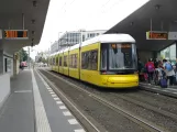 Berlin hurtiglinje M8 med lavgulvsledvogn 8009 ved Hauptbahnhof (2023)