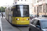 Berlin sporvognslinje 12 med lavgulvsledvogn 1023 på Boxhagener Straße (2012)