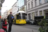 Berlin sporvognslinje 12 med lavgulvsledvogn 1043 på Oranienburger Strasse (2012)