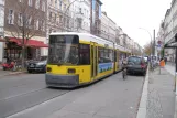 Berlin sporvognslinje 12 med lavgulvsledvogn 1068 nær S Oranienburger Str. (2010)