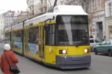 Berlin sporvognslinje 12 med lavgulvsledvogn 1068 ved S Oranienburger Straße (2010)