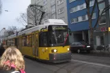 Berlin sporvognslinje 12 med lavgulvsledvogn 2001 på Rosenthaler Straße (2007)