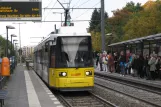 Berlin sporvognslinje 16 med lavgulvsledvogn 1013 ved S+U Frankfurter Allé (2012)