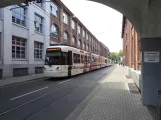 Bielefeld sporvognslinje 4 med ledvogn 5015 på Nikolaus-Durkopp-Straße (2020)