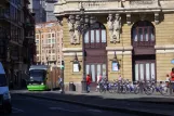 Bilbao sporvognslinje A med lavgulvsledvogn 404 på Erribera Kalea (2012)