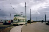 Blackpool sporvognslinje T med dobbeltdækker-motorvogn 703 ved Sandcastle / Pleasure Beach (2006)