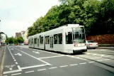 Bonn sporvognslinje 61 med lavgulvsledvogn 9457 nær Wilhelmsplatz (2002)