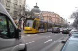 Budapest sporvognslinje 4 med lavgulvsledvogn 2039 nær Jászai Mari tér (2013)