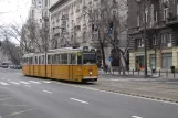 Budapest sporvognslinje 41 med ledvogn 1318 i krydset Bartók Béla út/Orlay út (2013)