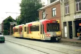 Charleroi sporvognslinje 88 med ledvogn 7425 ved Anderlues Monument (2002)