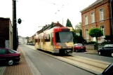 Charleroi sporvognslinje M1 med ledvogn 7421 på Rue Poul Jonson (2002)