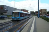 Chemnitz sporvognslinje 1 med lavgulvsledvogn 610 ved Industrie-museum (2015)