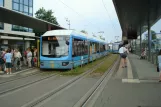 Chemnitz sporvognslinje 5 med lavgulvsledvogn 611 ved Zentralhaltestelle (2008)
