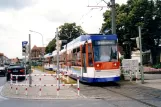 Darmstadt sporvognslinje 9 med lavgulvsledvogn 9867 på Wilhelm-Leusschner Straße (2003)