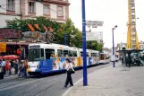Darmstadt sporvognslinje 9 med ledvogn 8212 ved Schloss Darmstadt (2003)