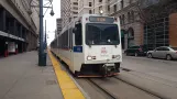 Denver sporvognslinje D med ledvogn 338 på Stout Street (2020)