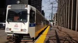 Denver sporvognslinje D med ledvogn 338 ved 18th St / Stout Station (2020)