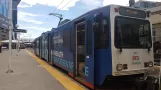 Denver sporvognslinje E med ledvogn 241 ved Union Station (2020)