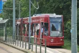 Dessau sporvognslinje 3 med lavgulvsledvogn 307 ved Bauhaus- museum Hauptpost (2015)