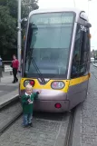 Dublin sporvognslinje Grøn med lavgulvsledvogn 5018 ved St. Stephen's Green (2010)