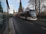 Edinburgh sporvognslinje med lavgulvsledvogn 272 på Princes Street (2018)