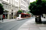 Erfurt sporvognslinje 2 med lavgulvsledvogn 627 på Angen (2003)