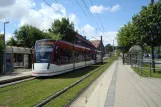 Erfurt sporvognslinje 4 med lavgulvsledvogn 721 ved Bundearbeitsgericht (2014)