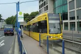 Essen sporvognslinje 109 med lavgulvsledvogn 1512 ved Hollestraße (2010)