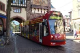 Freiburg im Breisgau sporvognslinje 1 med lavgulvsledvogn 286 i Schwabentor (2008)