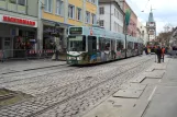 Freiburg im Breisgau sporvognslinje 2 med ledvogn 241 foran pimkie, Kaiser-Joseph-Straße (2008)