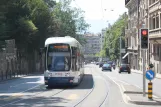 Geneve sporvognslinje 17 med lavgulvsledvogn 875 på Terrasiere (2010)