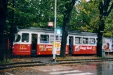Gmunden sporvognslinje 174 med motorvogn 8 ved Hauptbahnhof set fra siden (2004)