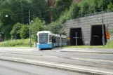Gøteborg sporvognslinje 6 med lavgulvsledvogn 404 "Jens Mattiasson" nær Carlanderska (2012)