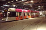 Graz lavgulvsledvogn 204 inde i remisen Steyrergasse (2012)