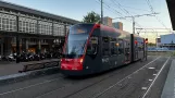 Haag sporvognslinje 11 med lavgulvsledvogn 5015 på Stationsplein (2022)